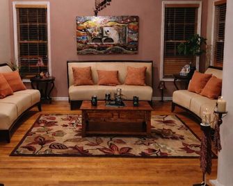 Relaxing Perfect Weekend Getaway or Stay Longer, Feel at Home very Spacious - Farmingdale - Living room