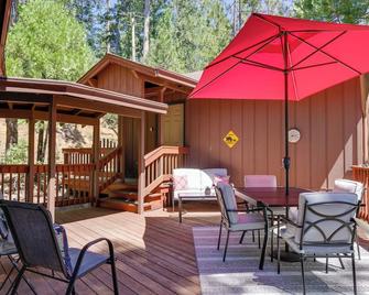 Furnished Deck: High Sierra Cabin in Twain Harte! - Twain Harte - Binnenhof