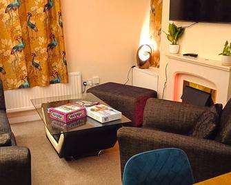 Mount Pleasant Retreat - Troedyrhiw - Living room