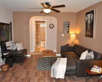 Adison Gold - Organic Garden & Barbecue, Easy Access To Hwy, Downtown & Airport - Carmichael - Living room