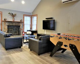 Poconos Vacation Home For Families - Tannersville - Living room