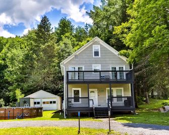 7BR Log Cobin /w Private Pool and Hot tub Just 10 Mins from HunterMT Sleeps 19 - Tannersville - Building