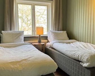 Sjönära boende med tennis- och fotbollsplan - Flen - Habitación