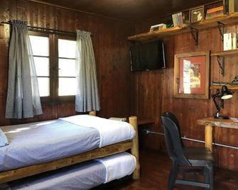 Cabin #8 - The Hemingway - Cadillac - Schlafzimmer