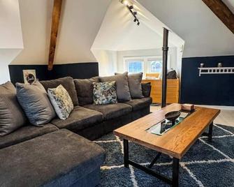 Craftsman Upstairs With Impressive Attic! - Willmar - Вітальня