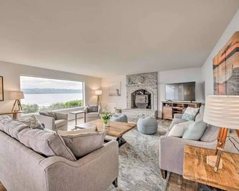 Luxury Waterfront Home w/ Pool on the Puget Sound! - Clinton - Sala de estar