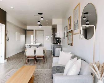 Contemporary Cool Lifestyle Loft - Zuni Lofts - دنفر (كولورادو) - غرفة معيشة