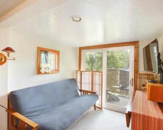 Cozy Cottage 1/2 mile to Woods Hole village - Woods Hole - Living room