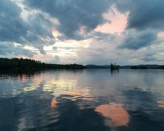 Adorable cottage set among tall pines with sandy beach -only .5 mile from town. - Bridgton - Beach