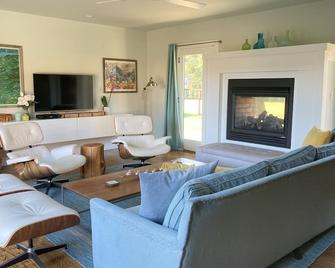 Wine Country Retreat w/ large Spa and 10 Bikes, walking distance to Sonoma Plaza - Sonoma - Living room