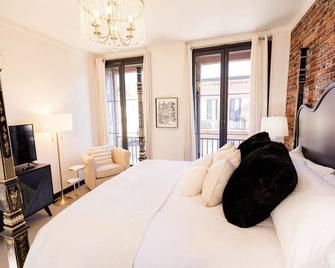 Speakeasy King Suite (Rm1) - Nevada City - Bedroom