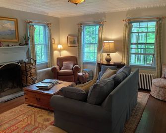 Spacious Country Farmhouse on 8 Lush Acres, Five Minutes to Rhinebeck Village - 萊茵貝克 - 客廳