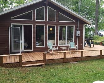 Marble Lake Cottage near Cloyne, Ontario - Cloyne - Patio