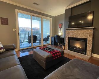 Lake front villa! 10 Minutes from I-75! No Stairs, all one level. - Andersonville - Living room
