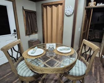 Owl's Nest, a rustic tiny house located 3.5 miles off I-65 in Evergreen, Alabama - Evergreen - Їдальня
