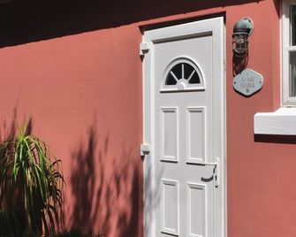 Sand Pebble 1 Bdrm Apt on Marley Beach w/ ocean views & steps to private beach - Hamilton