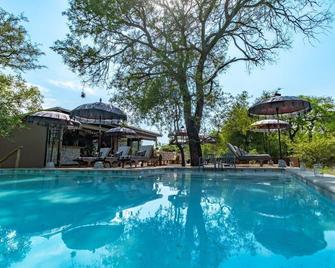 Safari Moon Luxury Bush Lodge - Hoedspruit - Bazén