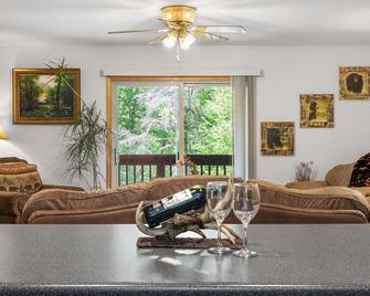 10 minutes to Casino with hot tub! - Whittier - Living room