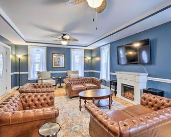 Walkable Sodus Point Retreat Less Than 1 Mi to Lake - Sodus - Living room