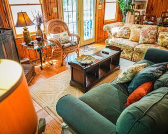 Stunning chalet steps away from amenities and our venue! - Pine Mountain - Living room
