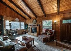 Creek Side Getaway - Groveland - Living room