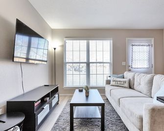 Lafayette Townhouse Minutes from Good Samaritan Hospital - Lafayette - Sala de estar