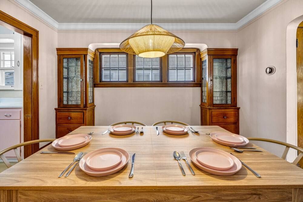 Welcome to Blush Residence a stylish, pink-themed home in Cleveland! - Cleveland - Dining room