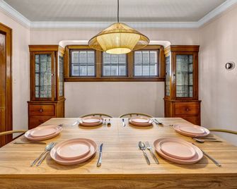 Welcome to Blush Residence a stylish, pink-themed home in Cleveland! - クリーブランド - ダイニングルーム