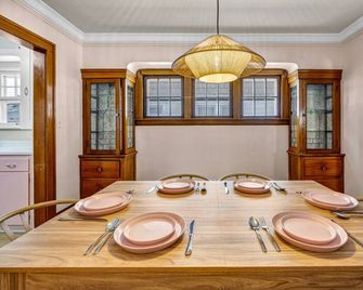 Welcome to Blush Residence a stylish, pink-themed home in Cleveland! - Cleveland - Dining room