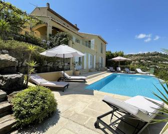 Stylishly renovated villa with heated infinity pool and sea views over Cannes - 레아드레 드 레스테릴 - 수영장