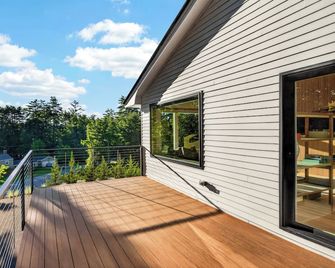 Dartmouth Graduation—Luxury MCM Home in Hanover - Hanover - Balkón