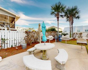 Waterfront condo with amazing balcony views, W/D, & indoor/outdoor pool - Orange Beach - Patio