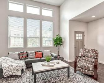 Convenient To Everything. 3 Bdrm 3.5 Bath - Meridian - Living room