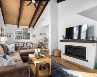 3 Bedroom Home - 6 Min Walk To Beach - Santa Cruz - Living room