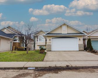 Spacious 5-bedroom house with AC, WiFi in superb Grande Prairie - Grande Prairie - Building