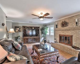 Designer delight, 5 bed 3 bath wi/ hot tub - San Antonio - Living room