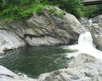 Secluded Paradise - Private 1st Floor Apt. - Country Setting - Bellows Falls - Pool