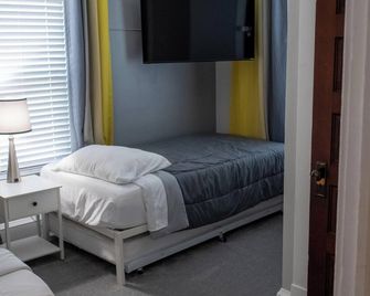 3-bedroom house in charming Martinsburg with AC, WiFi. Enjoy your stay - Martinsburg - Bedroom