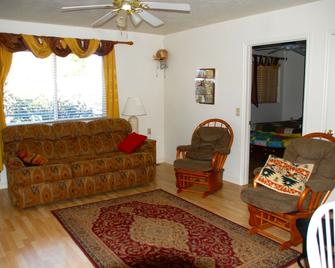 Cozy, Comfortable, Quiet, Private Apartment - Blanding - Living room