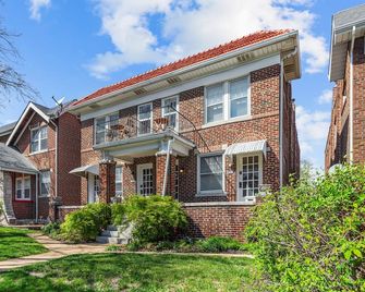 South City First Floor 2 Bedroom Apartment - Richmond Heights - Building