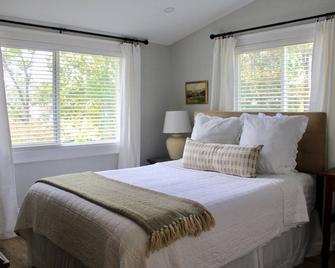 Lake Sara cottage: 3BR/2BA, hot tub, swim dock, firepit, kayaks, & lake views! - Effingham - Bedroom
