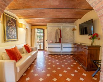 Borgo San Luigi - Monteriggioni - Restaurace