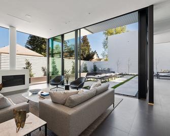 Downtown Healdsburg Contemporary Home with Pool - Healdsburg - Living room