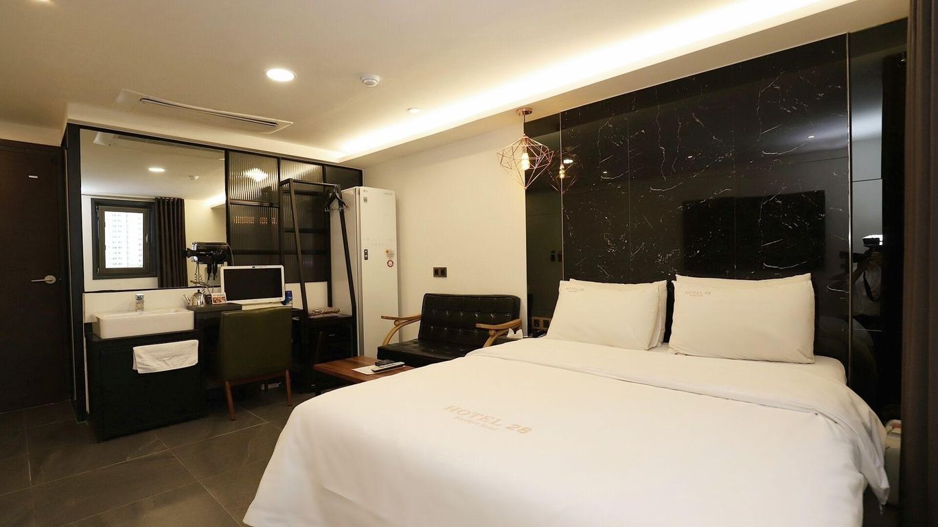 ذا يونيك هوتل 28