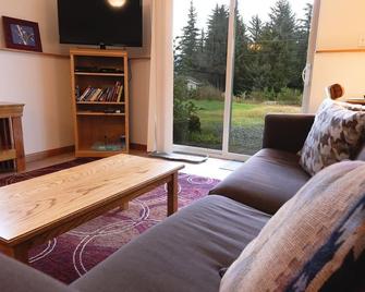Apartment Dolphin House - Haines - Living room