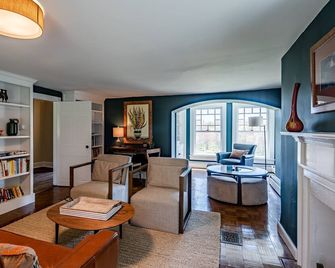 Secluded Chester County historic farmhouse and venue - Coatesville - Sala de estar