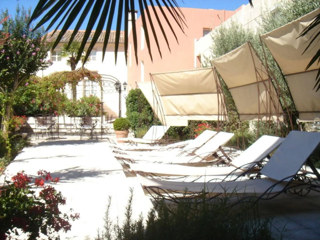 Logis Hôtel L'esplan - Saint-Paul-Trois-Châteaux - Patio