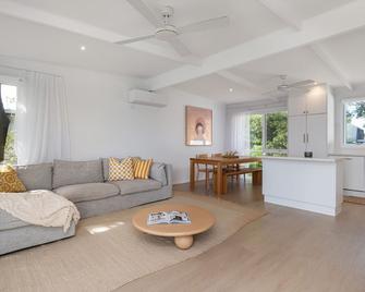 Kaya Beach House - Family Villa with Water Views - Mount Martha - Living room