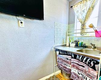 Unique Comfy Fun Tiny Home Stay Pet OK Sleeps 2 by Vacation Your Way - Grant - Kitchen