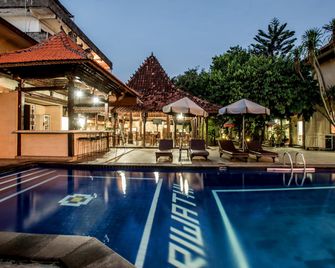 Suriwathi Hotel - Kuta - Pool
